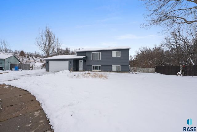 1001 N Homestead Cir Circle, Sioux Falls, SD 57103