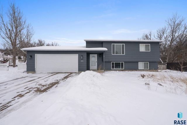 1001 N Homestead Cir Circle, Sioux Falls, SD 57103