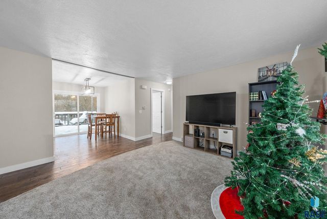 1001 N Homestead Cir Circle, Sioux Falls, SD 57103