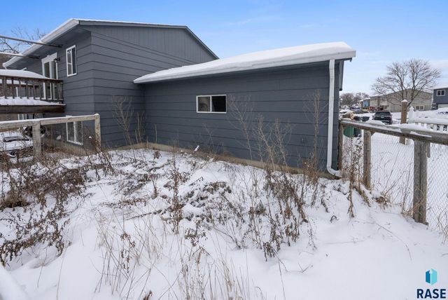 1001 N Homestead Cir Circle, Sioux Falls, SD 57103