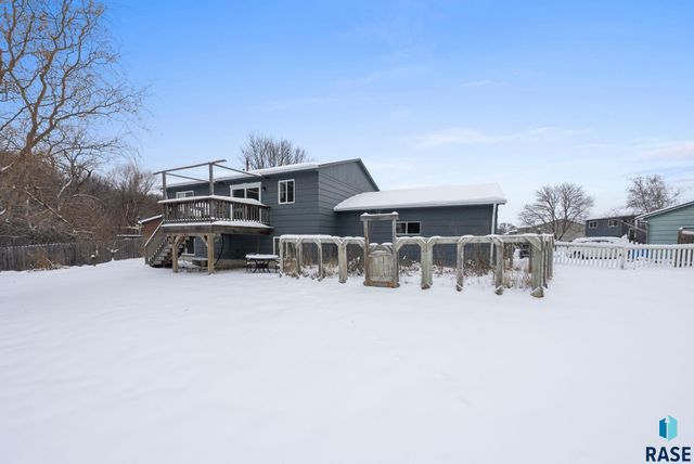 1001 N Homestead Cir Circle, Sioux Falls, SD 57103