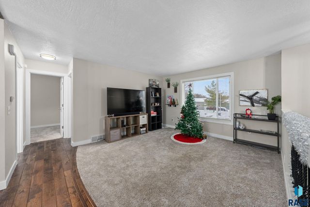 1001 N Homestead Cir Circle, Sioux Falls, SD 57103