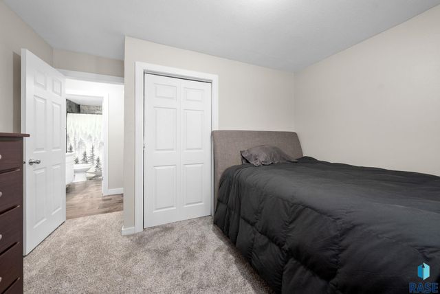 1001 N Homestead Cir Circle, Sioux Falls, SD 57103