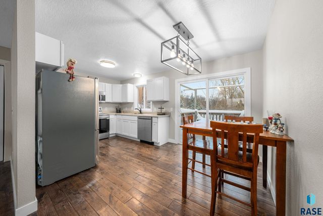 1001 N Homestead Cir Circle, Sioux Falls, SD 57103