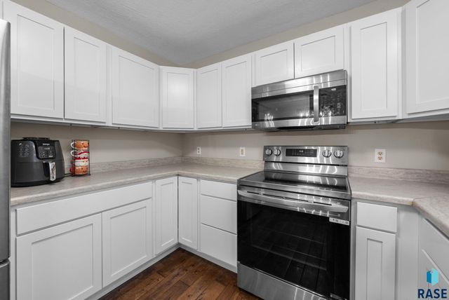 1001 N Homestead Cir Circle, Sioux Falls, SD 57103