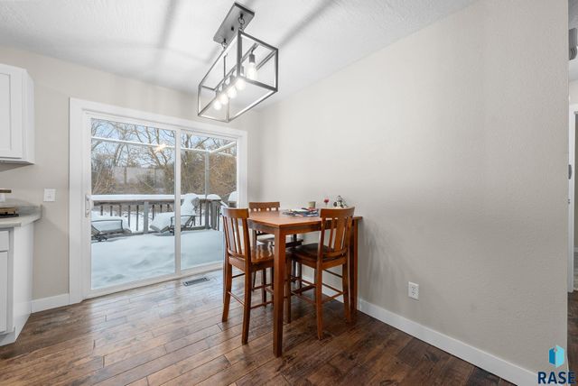 1001 N Homestead Cir Circle, Sioux Falls, SD 57103