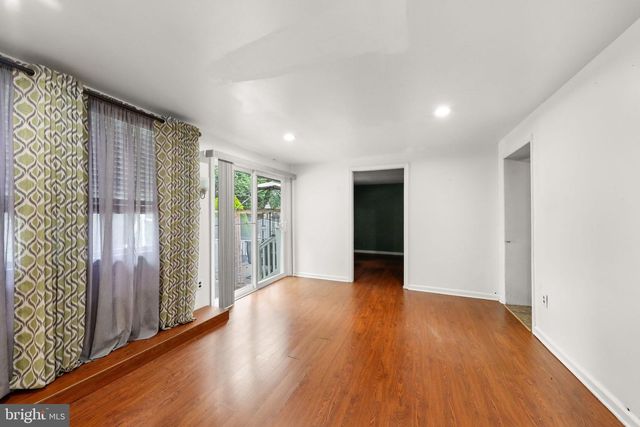 514 CUTLER AVE, Maple Shade, NJ 08052