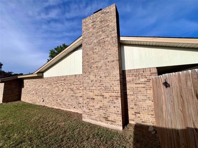 1612 Prince Court, Benbrook, TX 76126