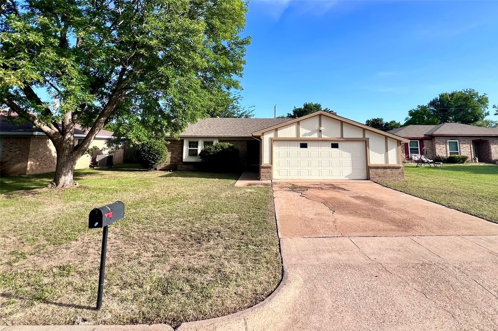1612 Prince Court, Benbrook, TX 76126