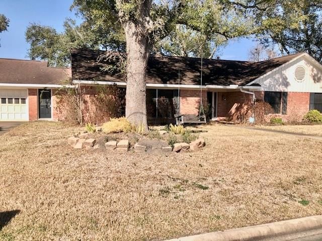 1002 Center Street, El Campo, TX 77437