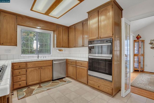 160 Meadow Brook Ct, Oakley, CA 94561