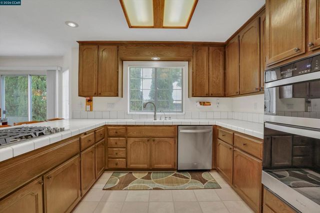 160 Meadow Brook Ct, Oakley, CA 94561