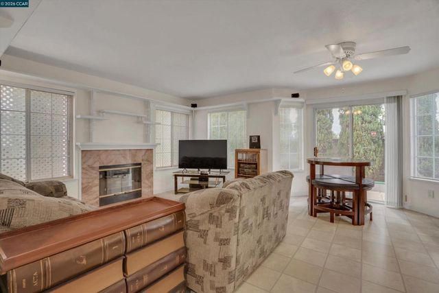 160 Meadow Brook Ct, Oakley, CA 94561