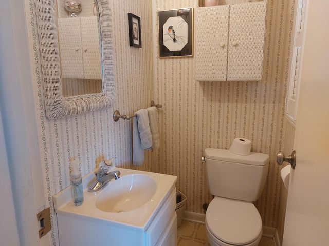 23675 N Shore Drive, Edwardsburg, MI 49112