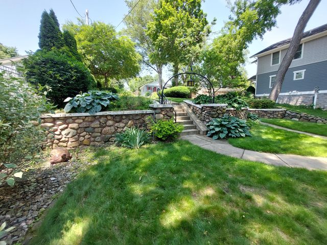 23675 N Shore Drive, Edwardsburg, MI 49112