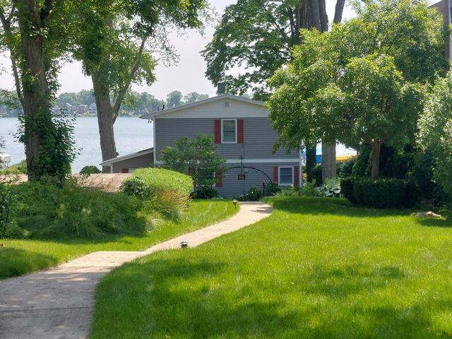 23675 N Shore Drive, Edwardsburg, MI 49112