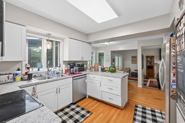 7001 Beacon Circle, Eden Prairie, MN 55346