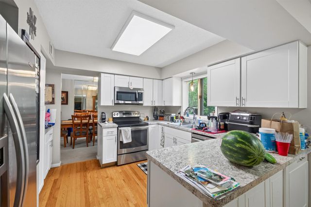 7001 Beacon Circle, Eden Prairie, MN 55346