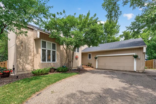 7001 Beacon Circle, Eden Prairie, MN 55346
