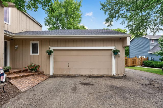 7001 Beacon Circle, Eden Prairie, MN 55346