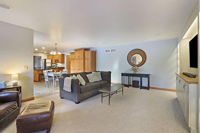 1100 Cooper Hawk DRIVE, Burlington, WI 53105