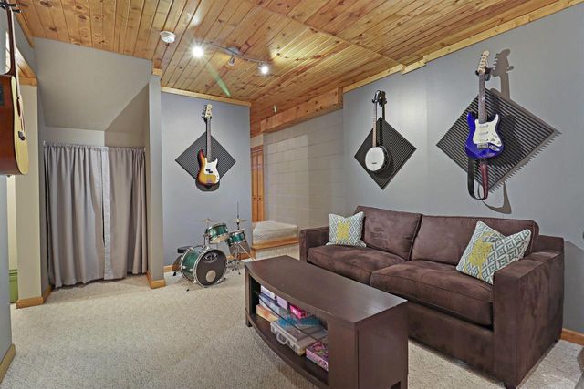 1100 Cooper Hawk DRIVE, Burlington, WI 53105