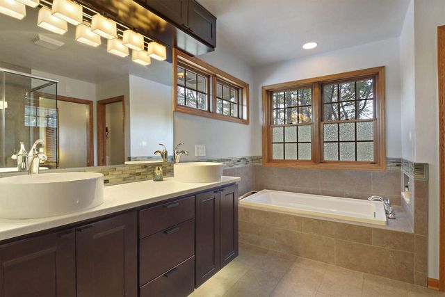 1100 Cooper Hawk DRIVE, Burlington, WI 53105