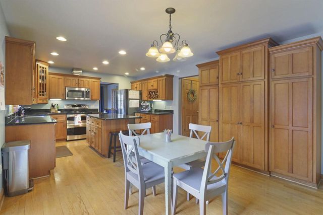 1100 Cooper Hawk DRIVE, Burlington, WI 53105