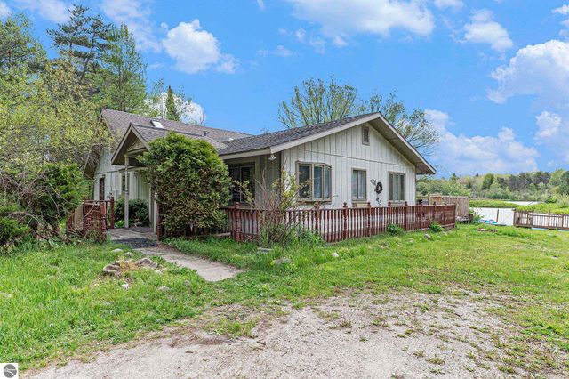 6690 N 39 Road, Manton, MI 49663