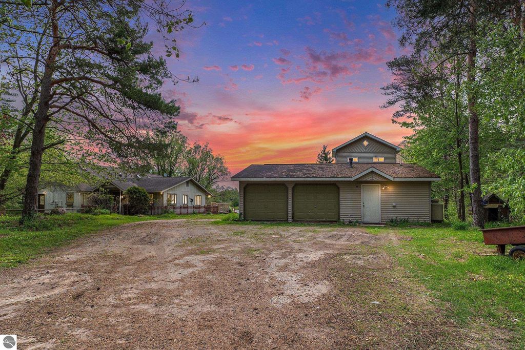 6690 N 39 Road, Manton, MI 49663