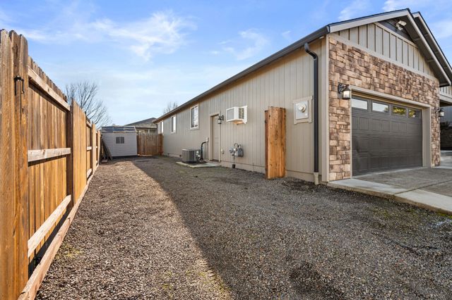 925 Sellwood Drive, Eagle Point, OR 97524