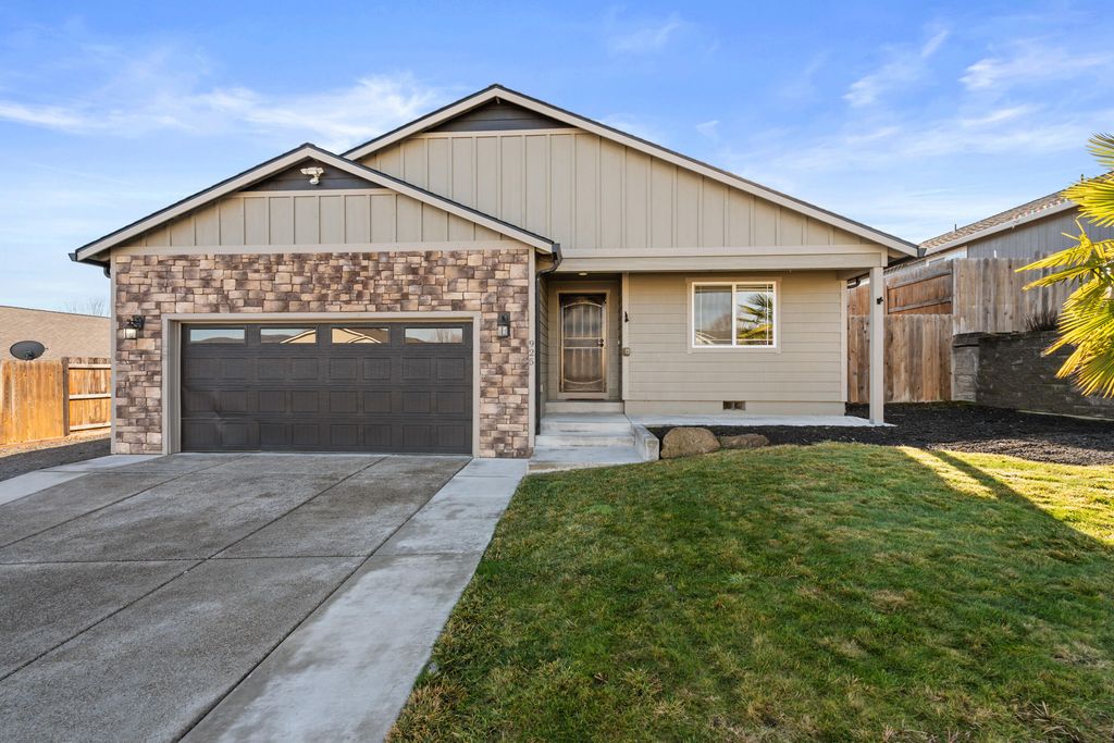 925 Sellwood Drive, Eagle Point, OR 97524