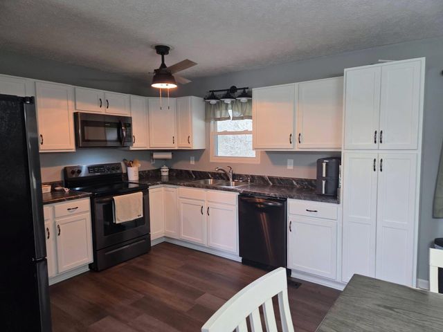 330 Whispering Woods Drive, Irvine, KY 40336