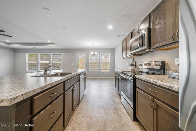 8425 Splendid Point, Louisville, KY 40229