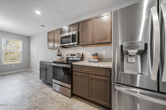 8425 Splendid Point, Louisville, KY 40229