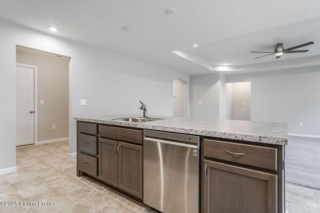 8425 Splendid Point, Louisville, KY 40229