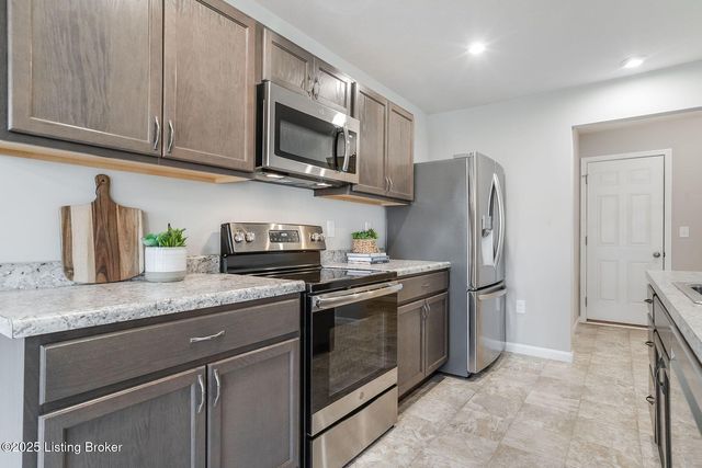 8425 Splendid Point, Louisville, KY 40229