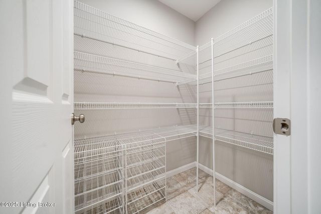 8425 Splendid Point, Louisville, KY 40229