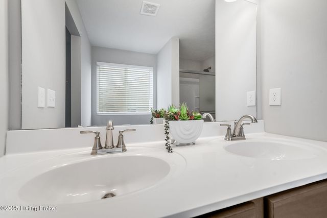 8425 Splendid Point, Louisville, KY 40229