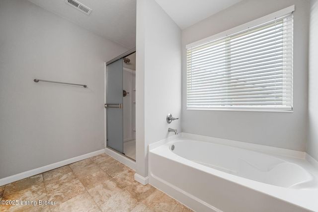 8425 Splendid Point, Louisville, KY 40229