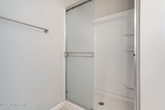 8425 Splendid Point, Louisville, KY 40229