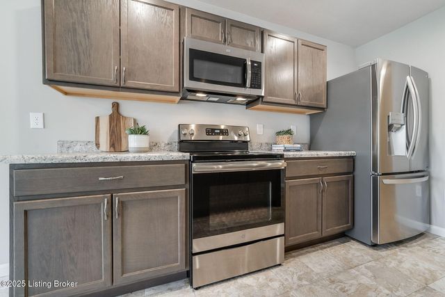 8425 Splendid Point, Louisville, KY 40229