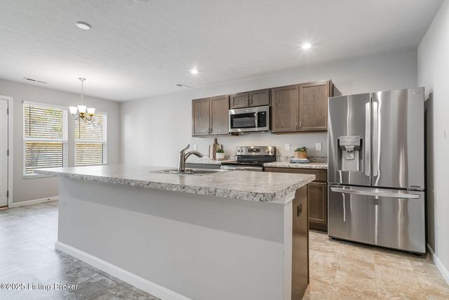 8425 Splendid Point, Louisville, KY 40229