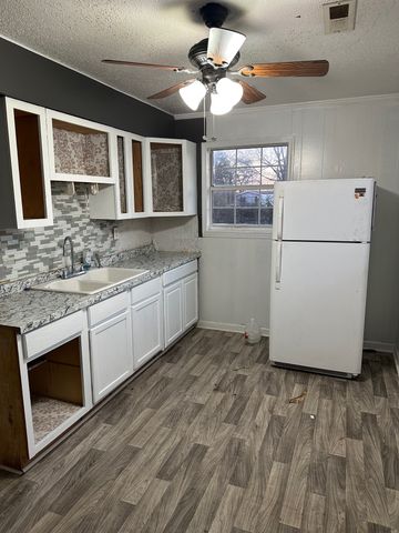 302 Plantation Dr, Clarksville, TN 37042