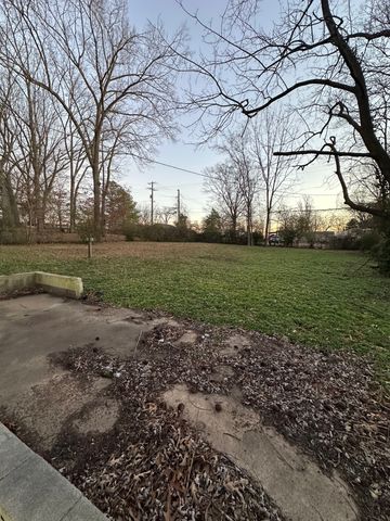 302 Plantation Dr, Clarksville, TN 37042