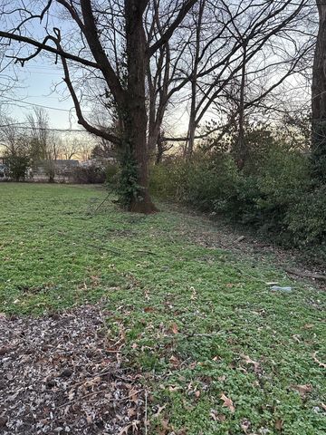 302 Plantation Dr, Clarksville, TN 37042