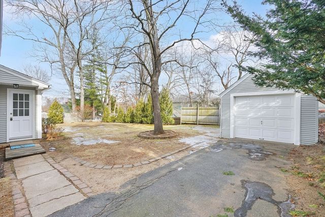 231 Dayton St, Springfield, MA 01118