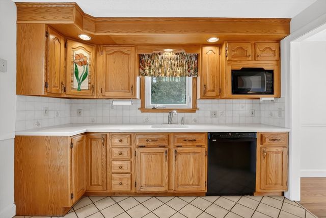 231 Dayton St, Springfield, MA 01118