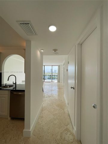 3625 N Country Club Dr 907, Aventura, FL 33180