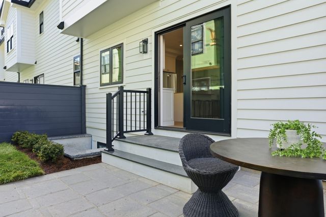 36 Loomis 302, Bedford, MA 01730